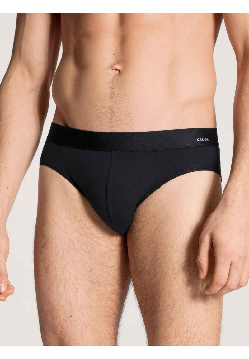 Schwarze Herrenunterwäsche aus weicher Baumwolle. Mit einem breiten, elastischen Bund und einem dezenten Logo. Konturiertes Design für einen engen Sitz.