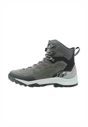 Scarponcino da trekking di altezza media grigio e nero con accenti rosa, etichetta Gore-Tex, suola resistente e anello di supporto alla caviglia su sfondo bianco.