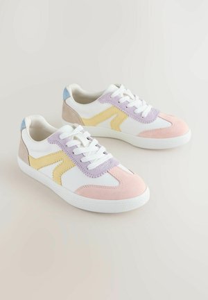 Baskets multicolores avec des panneaux blancs, roses, jaunes et lavande à finition texturée. Lacets blancs et semelles en caoutchouc complètent le design.