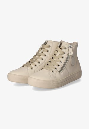 Beige leren hoge sneakers met een gestructureerd oppervlak, voorlacing en een zijrits; rubberen zool met grippatronen voor tractie.