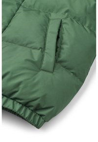 Veste doudoune verte avec un extérieur lisse, dotée d'une poche latérale, d'un ourlet élastiqué et d'un design matelassé pour l'isolation.
