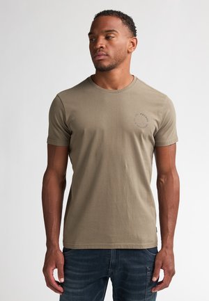 Olivengroene korte mouwen t-shirt van zacht katoen, met een ronde hals en een klein rond logo op de borst. Casual pasvorm.