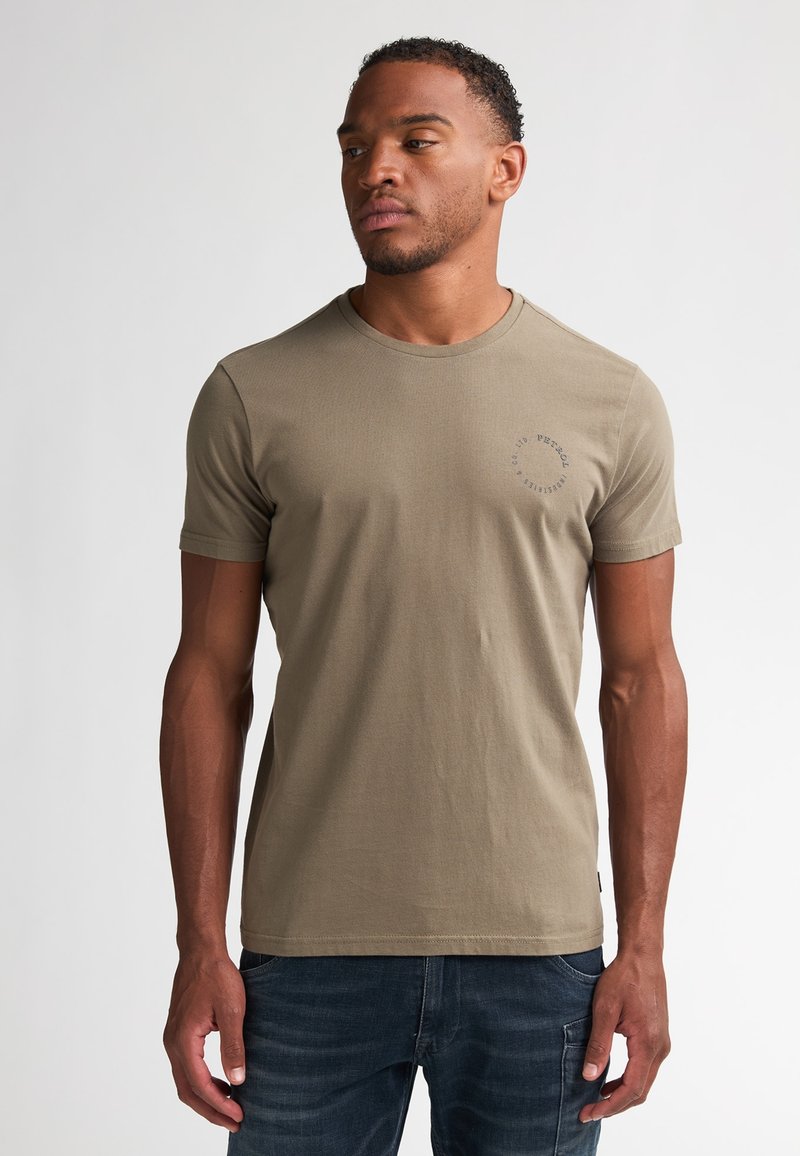 Olivengroene korte mouwen t-shirt van zacht katoen, met een ronde hals en een klein rond logo op de borst. Casual pasvorm.