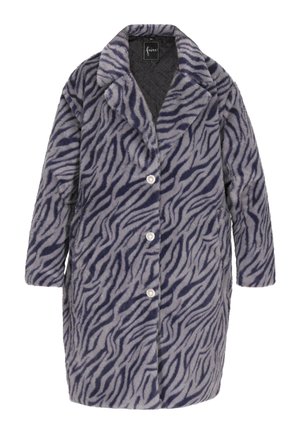 Manteau en fausse fourrure gris avec des rayures zèbres bleu marine, doté d'un col cranté, de cinq boutons et de manches longues. Matière texturée et douce.