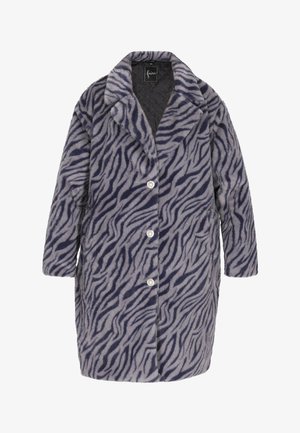 Manteau en fausse fourrure gris avec des rayures zèbres bleu marine, doté d'un col cranté, de cinq boutons et de manches longues. Matière texturée et douce.