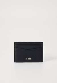 Porte-cartes en cuir noir avec une finition texturée, doté de plusieurs emplacements et d'un logo "BOSS" argenté sur le devant.