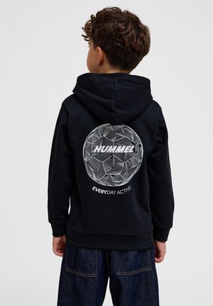 Zwarte hoodie met een ronde witte graphic op de achterkant, voorzien van lijnen en de tekst "HUMMEL EVERYDAY ACTIVE." Zacht materiaal en een kangoeroezak.