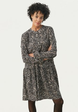 Schwarzes und beiges Leopardenmuster-Kleid mit langen Ärmeln, Rundhalsausschnitt und gerafftem Bund. Weicher Stoff mit strukturiertem Aussehen.