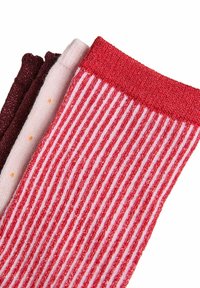 Czerwono-różowe, paskowane skarpetki z błyszczącymi akcentami, o różnorodnych fakturach. Gładka tkanina z prążkowanymi brzegami oraz jednolity bordowy wariant.