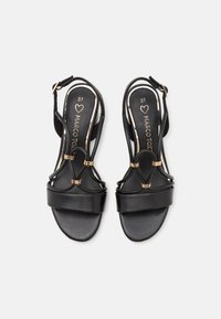Sorte lær sandaler med et åpent design, med gullakenter, en bred stropp og bakre stropp. Størrelse 37 merket på sålen.