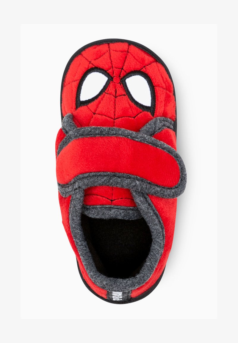 Rød stofslippers med Spider-Man design og sorte og hvide accenter. Den har en velcro-rem og grå foring omkring åbningen.