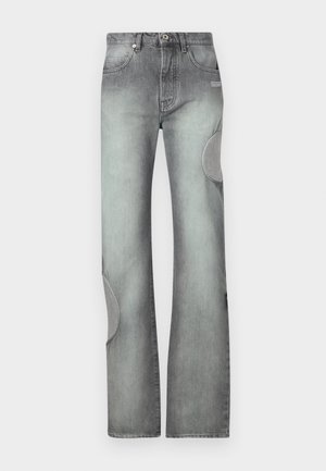 Γκρι τζιν με ίσια γραμμή, ξεβάμματα και ενισχυμένα κυκλικά μπαλώματα στα γόνατα, με ορατά μπροστινά κουμπιά και θηλιές για ζώνη.