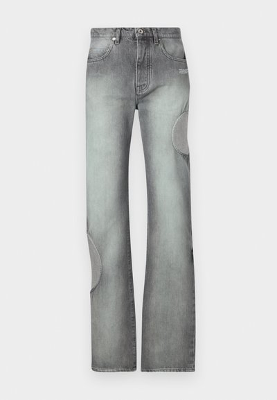 Γκρι τζιν με ίσια γραμμή, ξεβάμματα και ενισχυμένα κυκλικά μπαλώματα στα γόνατα, με ορατά μπροστινά κουμπιά και θηλιές για ζώνη.