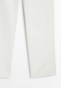 Pantalon blanc droit avec couture visible le long des coutures et des ourlets, présenté sur un fond blanc.