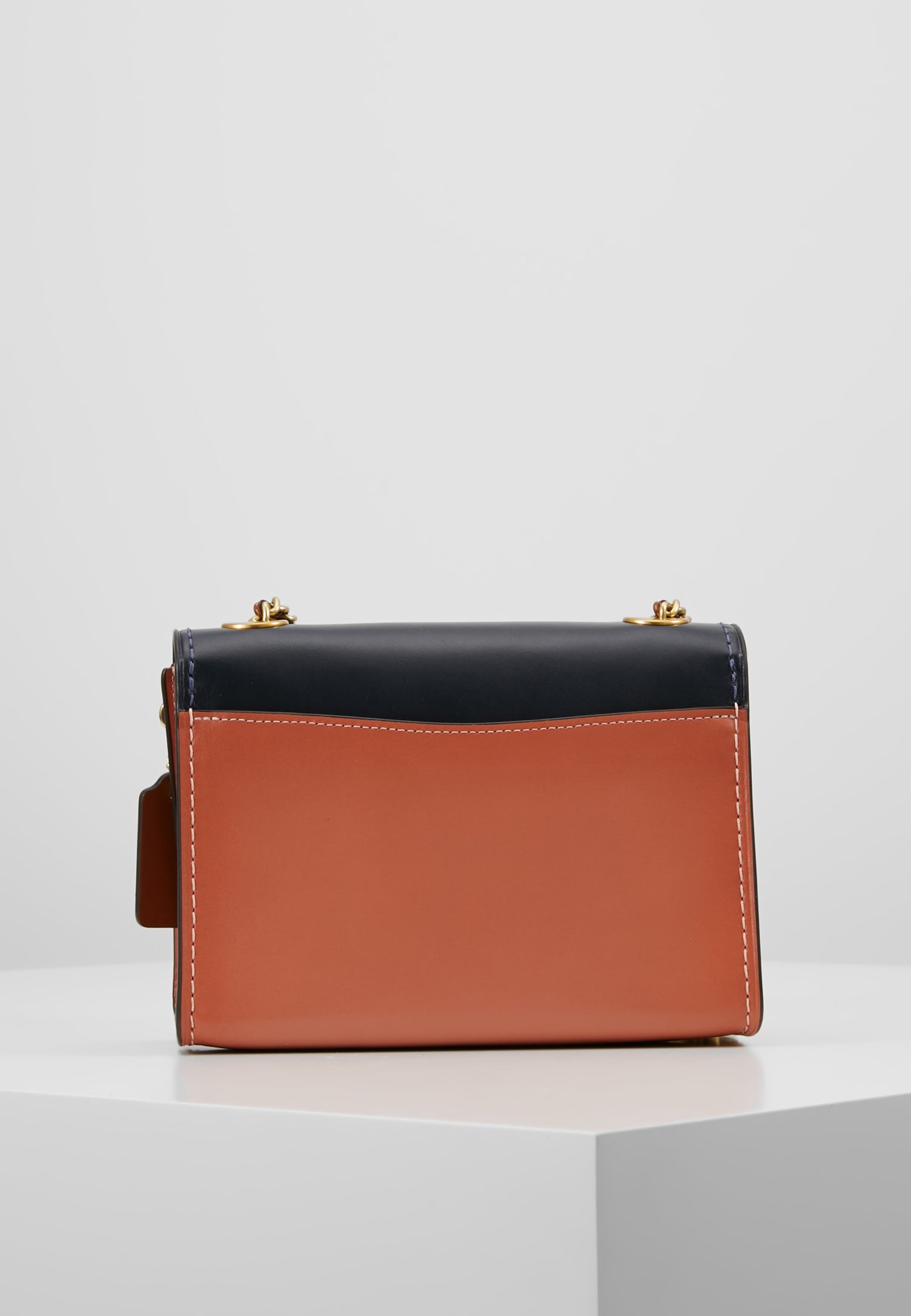 Coach SIGNATURE COLORBLOCK Skulderveske tan inklight Coach SIGNATURE COLORBLOCK Skulderveske tan inklight