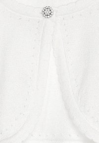 Weißer Strickcardigan mit rundem Kragen, der am Hals eine florale silberfarbene Spange und texturierte Steppnähte entlang der Kanten aufweist.