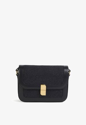 Musta käsilaukku, jossa on huovutettu etuluukku, nahkasivut, kullanväriset lukitusosat ja olkahihna. Suorakaiteen muotoinen ja sileäpintainen.