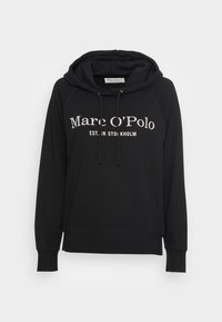 Sudadera con capucha negra de corte holgado, con un logo frontal en blanco. Incluye cordones y puños acanalados en las mangas y el dobladillo.