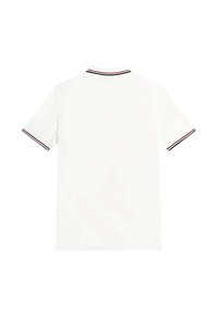 Witte poloshirt met korte mouwen, voorzien van een ribgebreide kraag met rode en zwarte strepen en een rechte zoom. Geen patronen of graphics zichtbaar.
