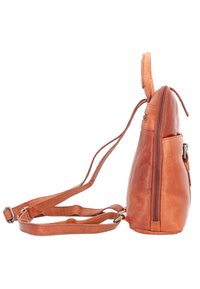 Sac à dos en cuir marron avec une texture lisse, un design incurvé, une fermeture zippée et des bretelles réglables. Poche latérale visible.