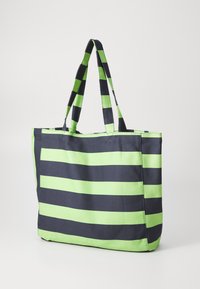 Borsa a tracolla a righe con strisce orizzontali blu navy e verde brillante, realizzata in tessuto resistente con due manici coordinati.