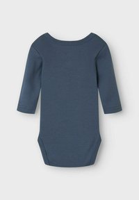 Langärmliger Baby-Body aus dunkelblauem Stoff. Verfügt über einen runden Halsausschnitt und Druckknöpfe am Boden für einfaches Ankleiden. Glatte Textur.