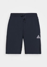 Pantalones cortos deportivos azul marino con cinturilla elástica, cordón y rayas laterales blancas. Presentan el logo de Adidas en blanco.