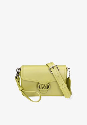 Borsa a tracolla gialla in pelle con un design strutturato, dotata di una pattina superiore, una tracolla regolabile e un dettaglio hardware con logo prominente.