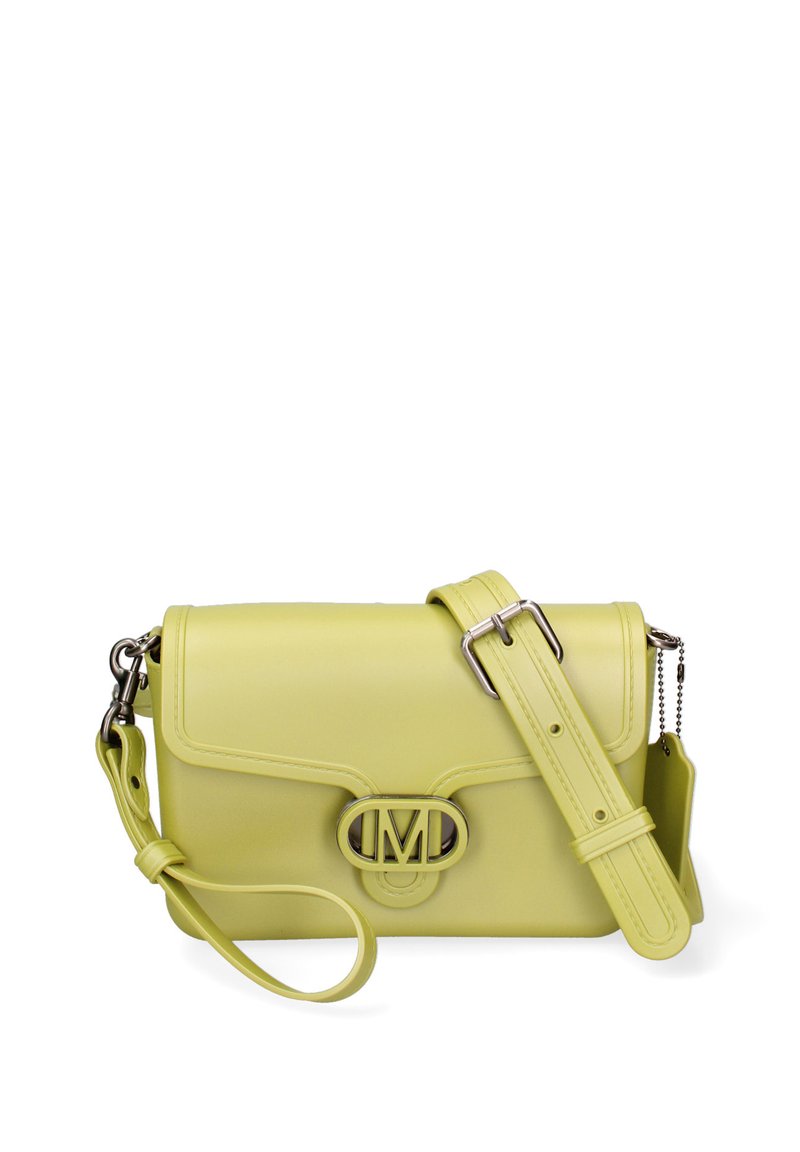 Borsa a tracolla gialla in pelle con un design strutturato, dotata di una pattina superiore, una tracolla regolabile e un dettaglio hardware con logo prominente.