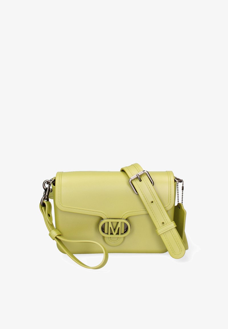 Borsa a tracolla gialla in pelle con un design strutturato, dotata di una pattina superiore, una tracolla regolabile e un dettaglio hardware con logo prominente.