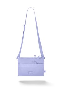 Sac bandoulière de couleur mauve clair en tissu avec une texture lisse. Dispose d'une bandoulière réglable, de deux compartiments zippés et d'un écusson avec logo.