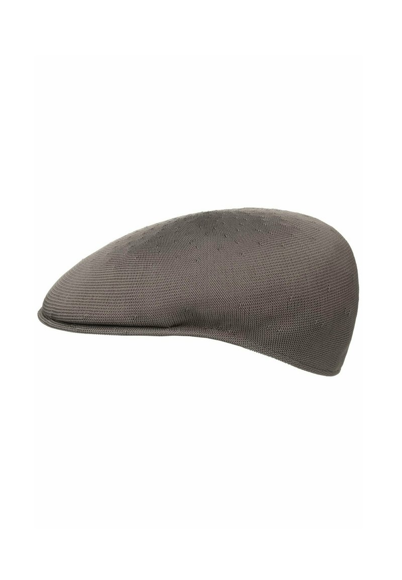 Gorra texturizada gris con forma redondeada, que presenta una superficie lisa y un ala estrecha. Hecha de un material transpirable.