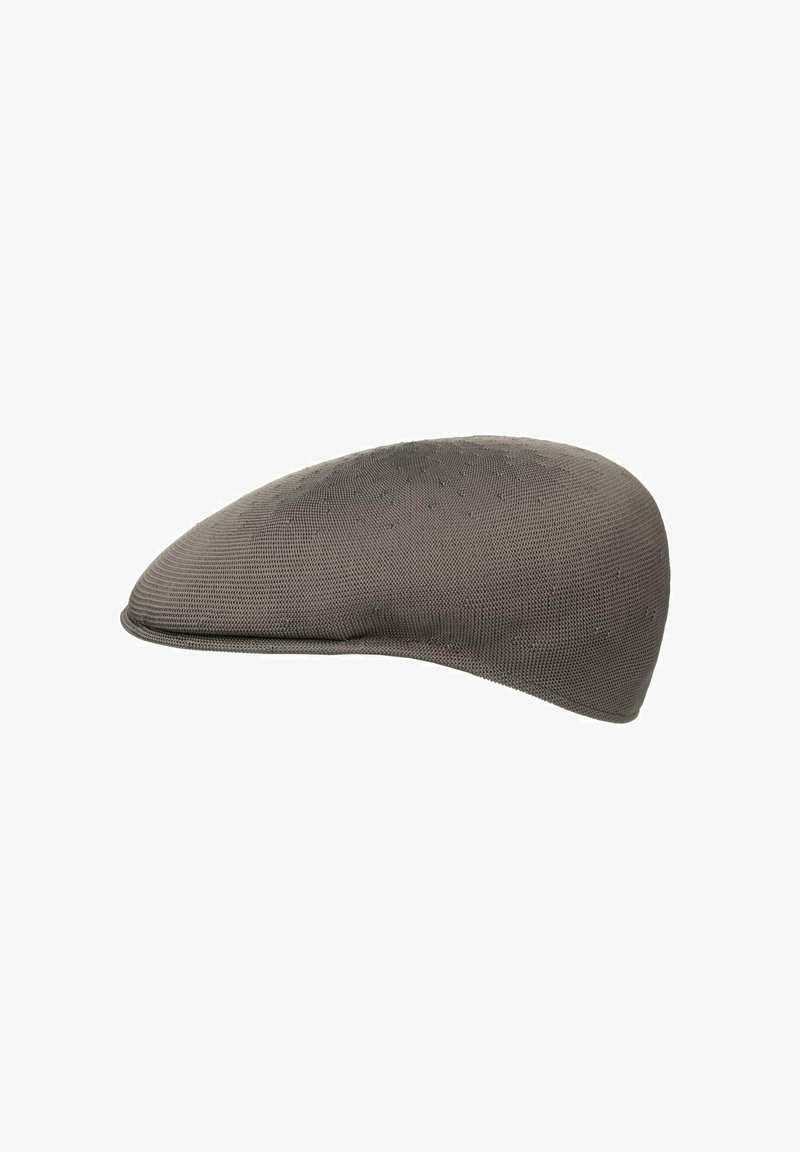 Gorra texturizada gris con forma redondeada, que presenta una superficie lisa y un ala estrecha. Hecha de un material transpirable.