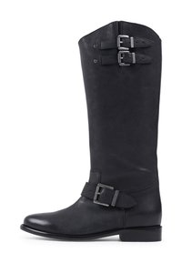 Bota de cuero negra hasta la rodilla con dos hebillas metálicas y punta redondeada. Textura suave, tacón plano y detalles de costura mínimos.