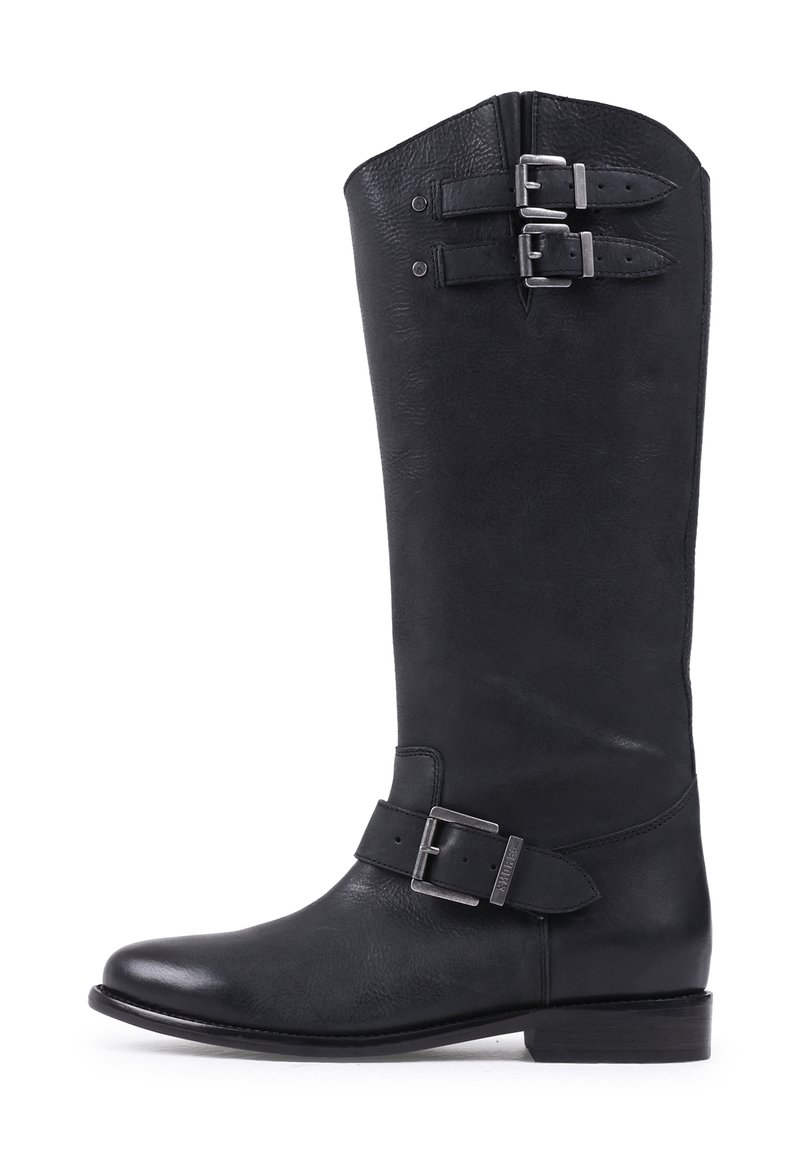 Bota de cuero negra hasta la rodilla con dos hebillas metálicas y punta redondeada. Textura suave, tacón plano y detalles de costura mínimos.