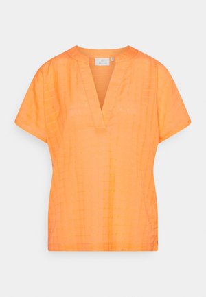 Oranje blouse met korte mouwen, subtiel ruitpatroon en een V-hals op een effen achtergrond.