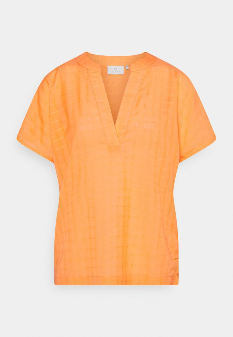 Blouse orange à manches courtes avec un motif à carreaux subtil et un col en V sur un fond uni.