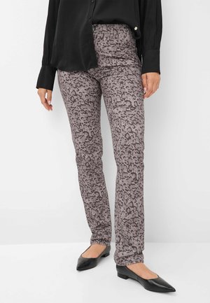 Luipaardprint broek in grijstinten, met een slim fit, een mid-rise taille en een zachte stoftextuur. Gecombineerd met een zwarte blouse en puntige flats.