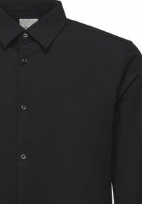 Schwarzes Hemd mit klassischem Kragen, vorderer Knopfleiste und glatter Textur. Verfügt über schwarze Knöpfe mit einem eleganten, minimalistischen Design.