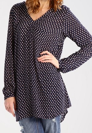 Navyblaue Bluse mit V-Ausschnitt, langen Ärmeln und kleinen rosa Herzmustern. Hergestellt aus leichtem Stoff mit lockerer Passform und abgerundetem Saum.