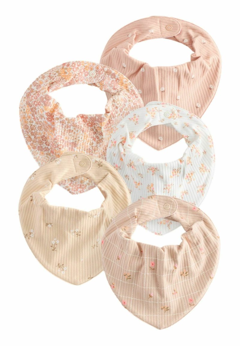 Set van vijf baby slabbetjes van zachte stof. De kleuren zijn perzik, crème en wit met bloemen- en textuurpatronen. Verstelbare drukknopen.