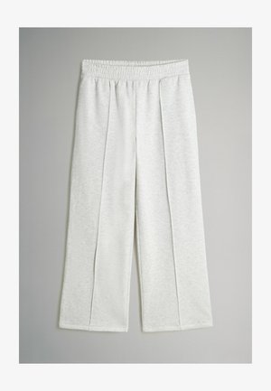 Lichtgrijze, wijde broek gemaakt van een zachte, gestructureerde stof. Beschikt over een elastische tailleband en twee voorplooien voor een extra stijl.