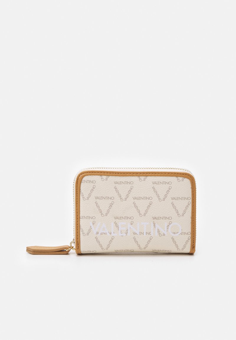 Beige Geldbörse mit strukturierter Oberfläche, versehen mit wiederholtem "Valentino"-Logo-Muster, goldenen Hardware-Elementen und einem Reißverschluss mit einem Leder-Ziehband.