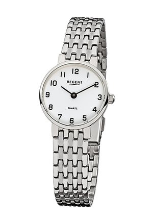 Montre en argent avec un cadran rond blanc, des index noirs et un mouvement à quartz. Elle possède un bracelet en métal à maillons texturé.