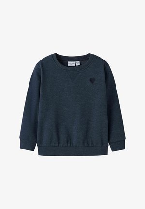 Sweat-shirt bleu foncé à col rond avec manches longues et un petit cœur brodé sur le côté gauche de la poitrine.