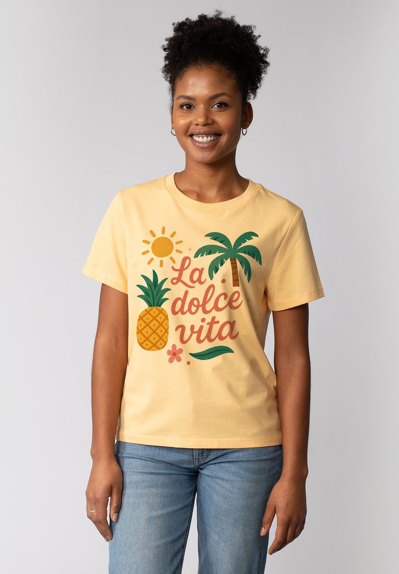 Geel katoenen T-shirt met een grafisch ontwerp van een zon, palmboom, ananas en de tekst "La dolce vita" in rood en groen. Casual pasvorm.