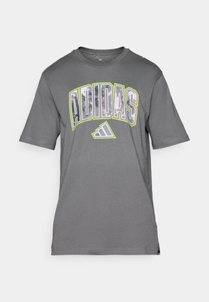 Γκρι βαμβακερό t-shirt με έντονο, πολύχρωμο λογότυπο "ADIDAS" στην περιοχή του στήθους, με στρογγυλή λαιμόκοψη και κοντά μανίκια.