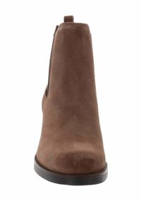 Bottine en suède marron avec bout arrondi, languette à l'arrière et semelle noire, présentée de face.