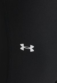 Sorte treningstights med glatt tekstur, med en hvit Under Armour-logo på siden og synlige sømdetaljer.