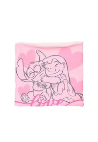 Roze stof met een cartoonontwerp van Stitch en Lilo die elkaar omhelzen, met een achtergrond van harten en het woord "liefde" in een gestileerd lettertype.